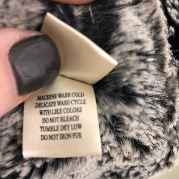 Dylan Draped Open Front Faux Fur Vest Blue Size Small Outerwear Fuzzy - Picture 8 of 9